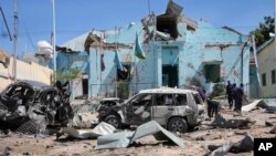 20일 차량 자살 폭탄 테러가 발생한 소말리아 모가디슈에서 군인들이 현장을 수색하고 있다.