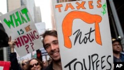 Los manifestantes participan en una marcha y manifestación para exigir al presidente Donald Trump que publique sus declaraciones de impuestos el sábado 15 de abril de 2017 en Nueva York. 