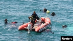 Anggota tim SAR Turki berusaha mencari para korban yang tenggelam di Laut Aegean, Menderes, lepas pantai barat Turki, Kamis (6/9). 