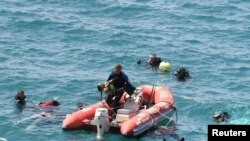 Ronilac turske pomorske policije prevozi jednu devojčicu u čamcu za spasavanje