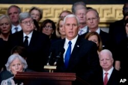 El vicepresidente de EE.UU., Mike Pence, hablando durante la ceremonia en honor del senador John McCain en el Capitolio el viernes, 31 de agosto de 2018.