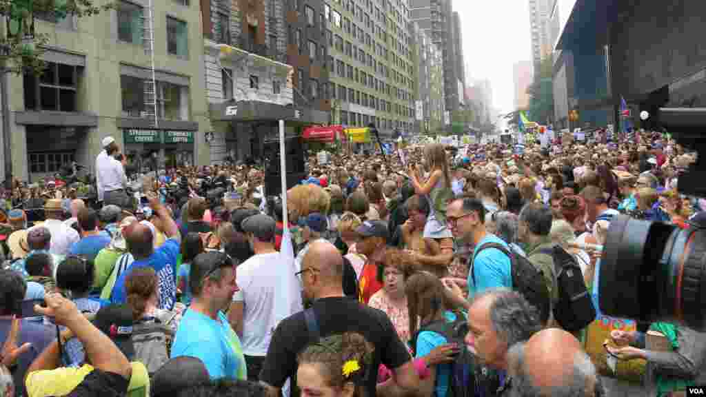 Thirty religious groups pack 58th Street waiting to join the People's Climate March, in New York, Sept. 21, 2014. (Rosanne Skirble/VOA)
