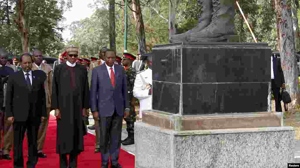 Shugaba Uhuru Kenyatta sun hadu da shugaba Muhammadu Buhari da shugaban kasar Somaliya Hassan Sheik Mahmud, wajen taron jajen kisan sojojin Kenya.