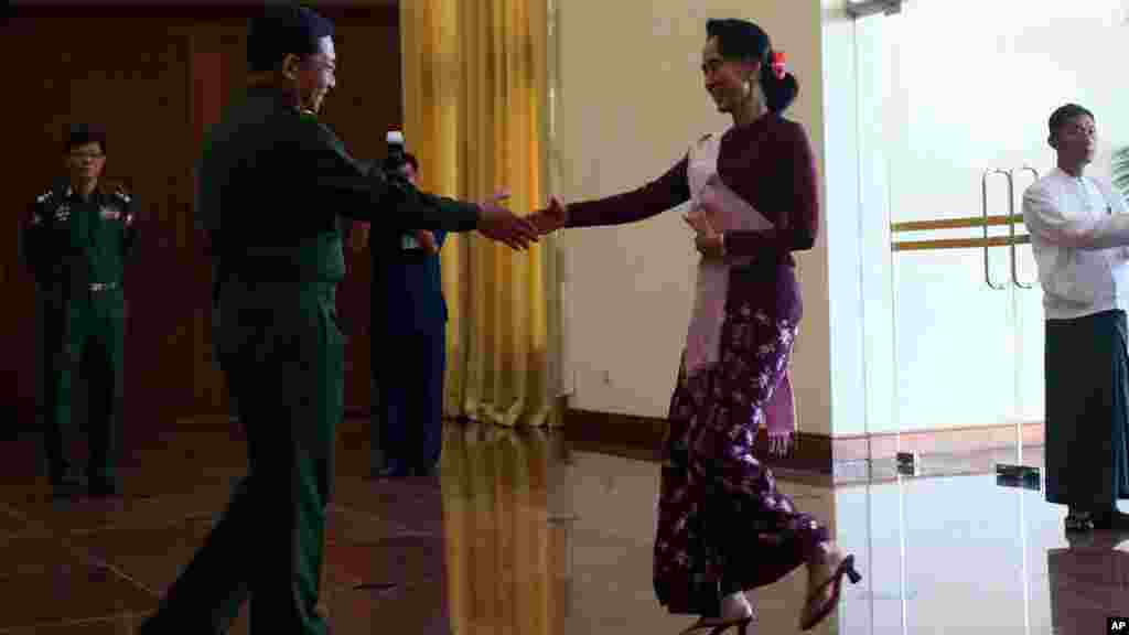 ဗုိလ္ခ်ဳပ္မွဴးႀကီးမင္းေအာင္လႈိင္ႏွင့္ ေဒၚေအာင္ဆန္းစုၾကည္