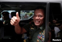 Panglima TNI Gatot Nurmantyo memberi isyarat saat ia duduk di mobilnya usai berbicara dengan wartawan di Jakarta, Indonesia, 5 Januari 2017. (Foto: REUTERS/Beawiharta)