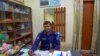 Ashiqur Rahman, le chef de police qui a aidé à organiser un enterrement dignifié pour une ancienne prostituée, dans son bureau à Daulatdia dans le district de Rajbari, au Bangladesh. (Munir UZ ZAMAN / AFP / AFP) 