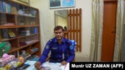 Ashiqur Rahman, le chef de police qui a aidé à organiser un enterrement dignifié pour une ancienne prostituée, dans son bureau à Daulatdia dans le district de Rajbari, au Bangladesh. (Munir UZ ZAMAN / AFP / AFP) 