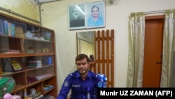 Ashiqur Rahman, le chef de police qui a aidé à organiser un enterrement dignifié pour une ancienne travailleuse du sexe, assis dans son bureau à Daulatdia dans le district de Rajbari, à 110 kms à l'ouest de Dhaka, au Bangladesh. (Munir UZ ZAMAN / AFP / AFP)
