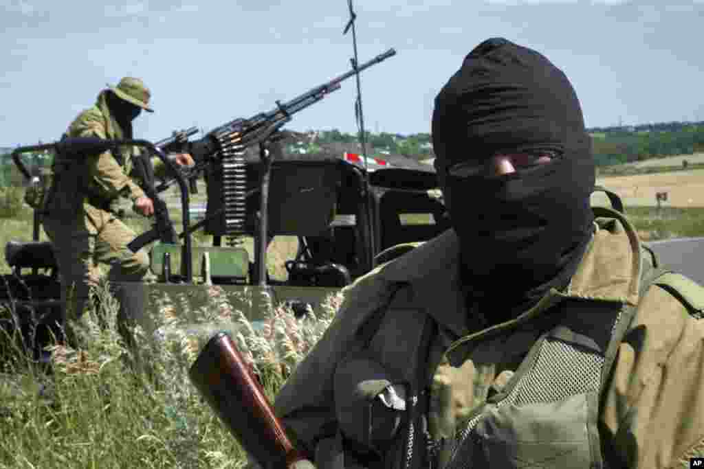 Para pemberontak pro-Rusia berpatroli dekat Luhansk, Ukraina timur (2/7). (AP/Dmitry Lovetsky)