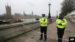 영국 런던 의회 앞에서 경찰이 저지선을 설치하고 경계근무를 서고 있다.