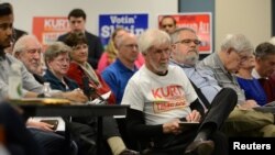 Des électeurs écoutent les candidats lors d'un forum à Marietta en vue de l'élection partielle dans une circonscription de Géorgie, Etats-Unis, le 3 avril 2017.