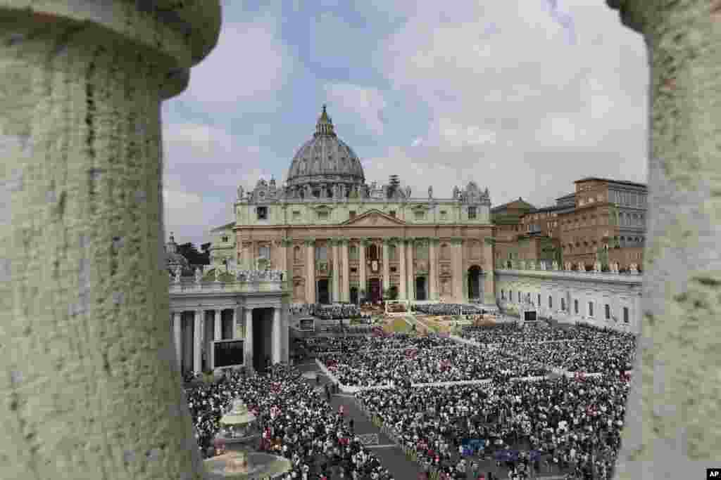 Pemandangan Lapangan Santo Petrus saat misa Paskah yang dipimpin oleh Paus Fransiskus di Vatikan, 16 April 2017.