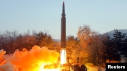 북한은 5일 극초음속미사일 시험발사를 진행했다며 사진을 공개했다.