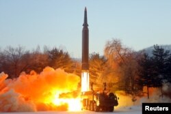 북한은 5일 극초음속미사일 시험발사를 진행했다며 사진을 공개했다.