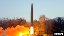 Fotografija lansiranja hipersonične rakete sa nepoznate lokacije koju je prenela državna agencija KCNA