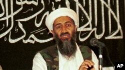 Osama bin Laden trong tấm ảnh chụp năm 1998 tại một buổi họp báo ở Afghanistan. Bin Laden Một cận vệ của người đứng đầu nhóm khủng bố al-Aqeda này đang bị Đức giam giữ chờ trục xuất về Tunisia.