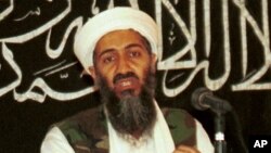 Oussama ben Laden lors d'une conférence de presse en Afghanistan, photo publiée le 19 mars 2004.