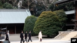 Thủ tướng Nhật Shinzo Abe thường tới đền thờ cầu nguyện cho các tử sĩ Nhật Bản. 