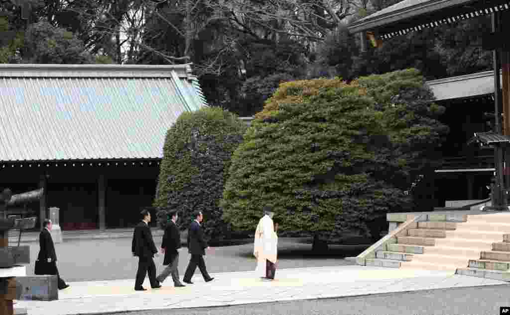 Japanese Prime Minister Shinzo Abe arrives at Yasukuni Shrine in Tokyo, Dec. 26, 2013. 