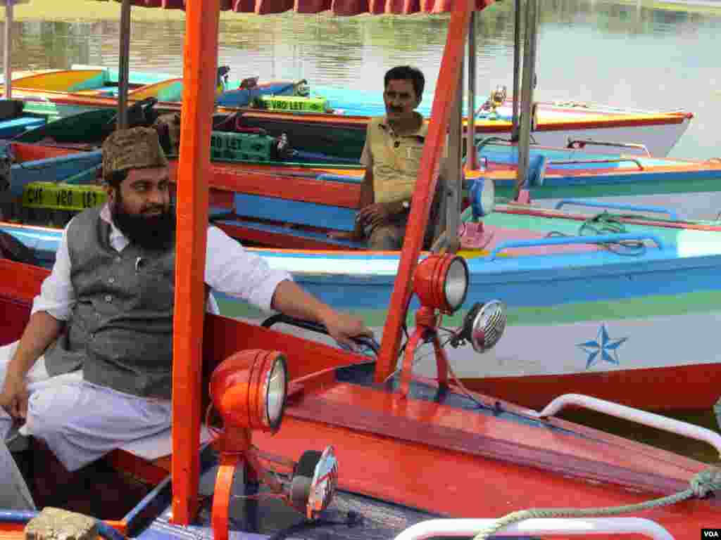 Boatmen await passengers at Dal Lake in Srinagar, Indian Kashmir. (Aru Pande/VOA) 
