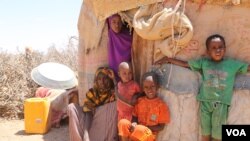 Seorang ibu, Hinda Ahmed duduk di samping anak-anaknya. Dia kehilangan dua anaknya karena kekeringan dan 200 ekor kambing di Las-Anod di wilayah Sool, Somalia. (Foto: VOA/Abdulaziz Osman)