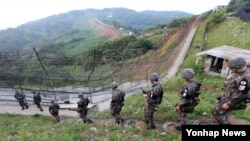 지난 2015년 한국 경기도 연천군 중서부전선 비무장지대(DMZ)에서 육군 28사단 장병이 경계 근무를 위해 이동하고 있다.