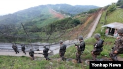 한국 경기도 연천군 중서부전선 비무장지대(DMZ)에서 육군 28사단 장병이 경계 근무를 위해 이동하고 있다. (자료사진)