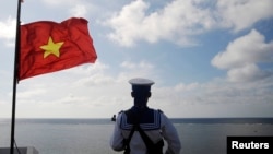 Tư liệu - Một binh sĩ hải quân Việt Nam đứng gác trên đảo Thuyền Chài ở Quần đảo Trường Sa, ngày 17 tháng 1, 2013.