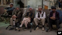 سازمان بین المللی کار گفته است که تا ماه جون ۲۰۲۲ احتمالا بین ۷۰۰ هزار تا ۹۰۰ هزار نفر وظایف شان را در افغانستان از دست بدهند