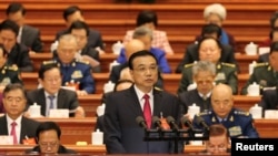 중국 최대의 정치행사인 전국인민대표대회(전인대)가 5일 베이징 인민대회당에서 개막한 가운데 리커창 총리가 정부 업무보고를 하고 있다. 