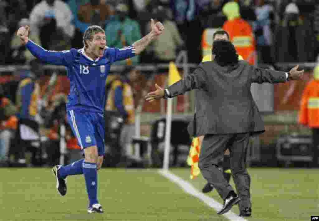 Мартин Палермо (Аргентина), слева, празднует второй гол с главным тренером Диего Марадоной, в матче между Грецией и Аргентиной на стадионе Peter Mokaba в Полокване, Южная Африка. Вторник, 22 июня 2010 года. Аргентина победила 2:0. (Фото АП/ Рикардо Малаза