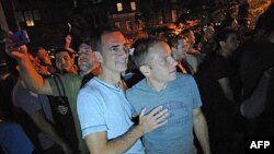 Carl Bazil và Eric Price ăn mừng sự kiện New York hợp thức hóa hôn nhân đồng tính, 24/6/2011