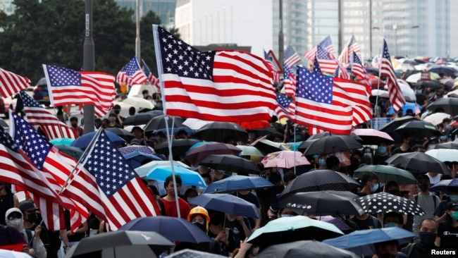 香港反送中抗议者2019年9月15日在示威活动中手举美国国旗。