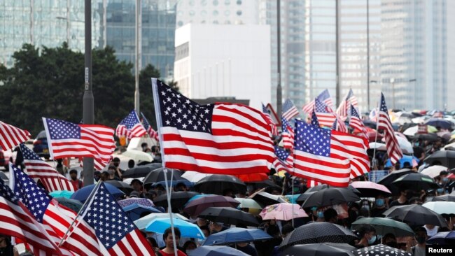 香港反送中抗议者2019年9月15日在示威活动中手举美国国旗。