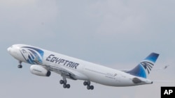 Pesawat Airbus A330-300 milik maskapai penerbangan EgyptAir tengah lepas landas dari bandara Charles de Gaulle dekat Paris, menuju kairo, 19 Mei 2016 (Foto: dok).