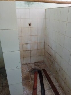 Espacio para ducharse en una escuela convertida en centro de aislamiento por COVID-19 en Holguín, Cuba.
