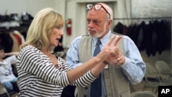 ARCHIVO - El director Harold Prince (d) y la coreógrafa Gillian Lynne durante los ensayos para la producción en San Francisco de "Phantom of the Opera". Nueva York, 5/11/93.