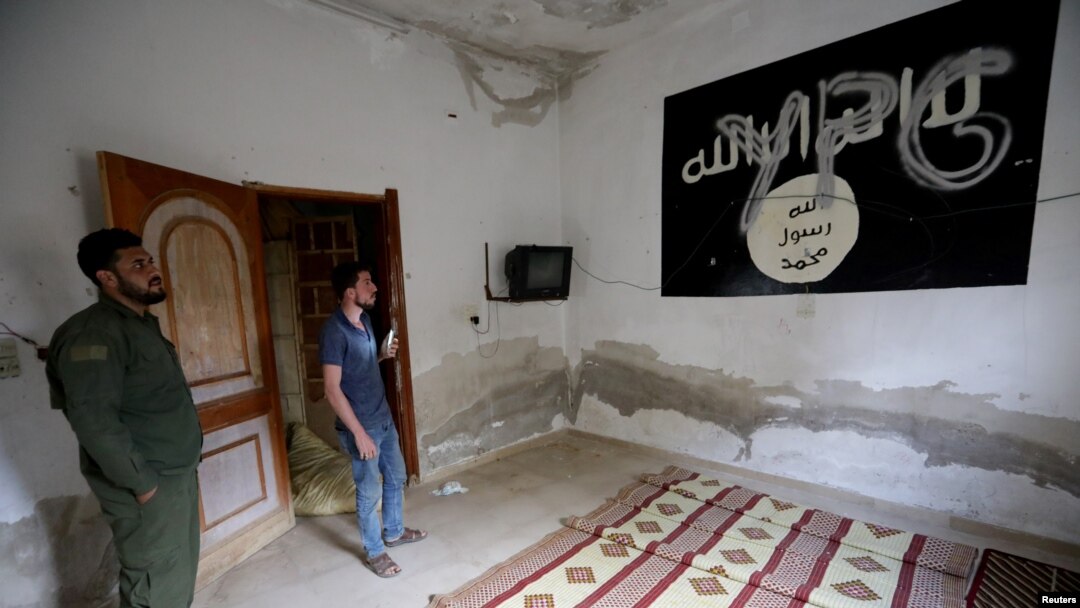16 Ekim 2019 - Suriye'nin Tel Abyad kasabasında duvardaki IŞİD bayrağı üzerine yazılan YPG güçlerinin ismi.