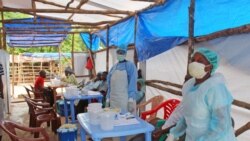 Petugas medis di dalam klinik yang merawat pasien Ebola di Distrik Kenema di pinggiran Kenema, Sierra Leone. (Foto: AP)