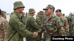 Pakistani troops welcoming Russian forces at a military base in Rawalpindi, Sept. 23, 2016. (Courtesy ISPR)