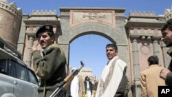 Yemeni security forces guard Bab al-Yemen entrance of Sana'a Old City, 6 Jan 2010