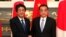 日本首相安倍晋三在东京与到访的中国总理李克强握手。（2018年5月9日）
