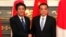日本首相安倍晋三在东京与到访的中国总理李克强握手。（2018年5月9日）