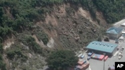 Potongan gambar dari sebuah video yang menunjukkan longsor di dekat terminal pelayaran internasional di Port Vila, Vanuatu, menyusul gempa besar yang mengguncang wilayah tersebut pada 17 Desember 2024. (Dan McGarry via AP)