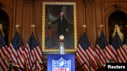 El trofeo del Super Bowl LIX se encuentra frente a un retrato del primer presidente de Estados Unidos, George Washington, en el Capitolio en Washington, el 23 de enero de 2025. REUTERS/Kaylee Greenlee Beal.