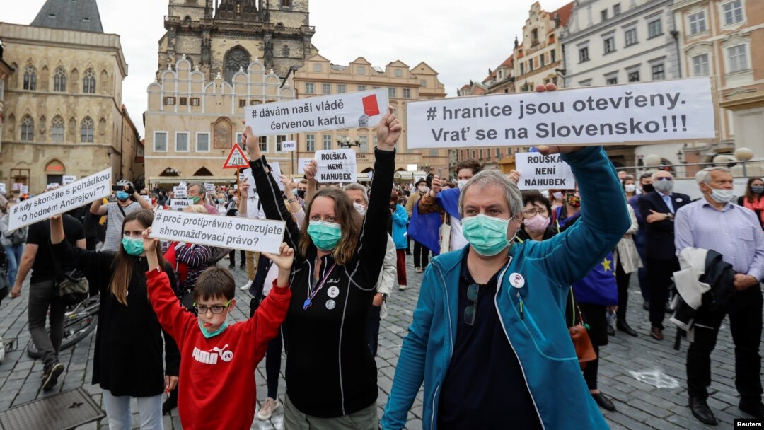 Arhiv - Demonstranti pozivaju češkog premijera Andreja Babiša da podnese ostavku, u Pragu, Češka Republika, 9. juna 2020.