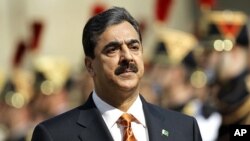 Frayin ministan Pakistan Yusuf Reza Gilani a wani biki a birnin Paris.