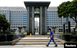 FILE: Seorang pria berjalan melewati Kantor Pusat Bank Indonesia di Jakarta, 2 September 2020. (Ajeng Dinar Ulfiana/REUTERS)