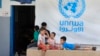 Anak-anak Palestina yang melarikan diri bersama orang tua mereka dari rumah mereka di kamp pengungsi Palestina Ein el-Hilweh, berkumpul di halaman belakang sekolah UNRWA, di Sidon, Lebanon (foto: dok). 