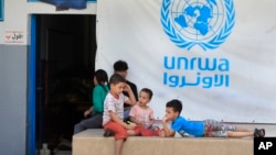 Anak-anak Palestina yang melarikan diri bersama orang tua mereka dari rumah mereka di kamp pengungsi Palestina Ein el-Hilweh, berkumpul di halaman belakang sekolah UNRWA, di Sidon, Lebanon (foto: dok). 